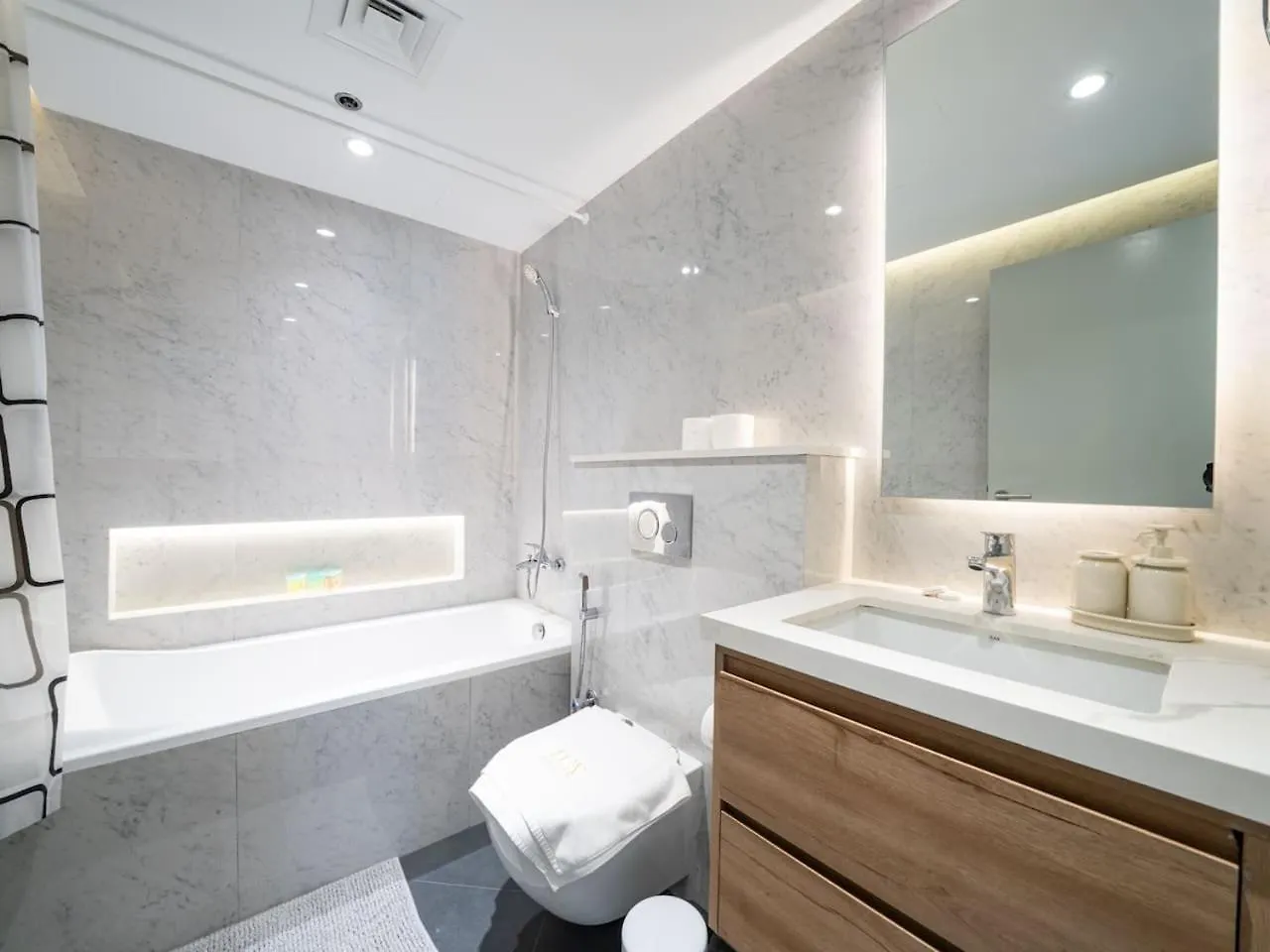 Waterfront Dubai Marina 3-Bedroom Sanctuary 0*,  United Arab Emirates