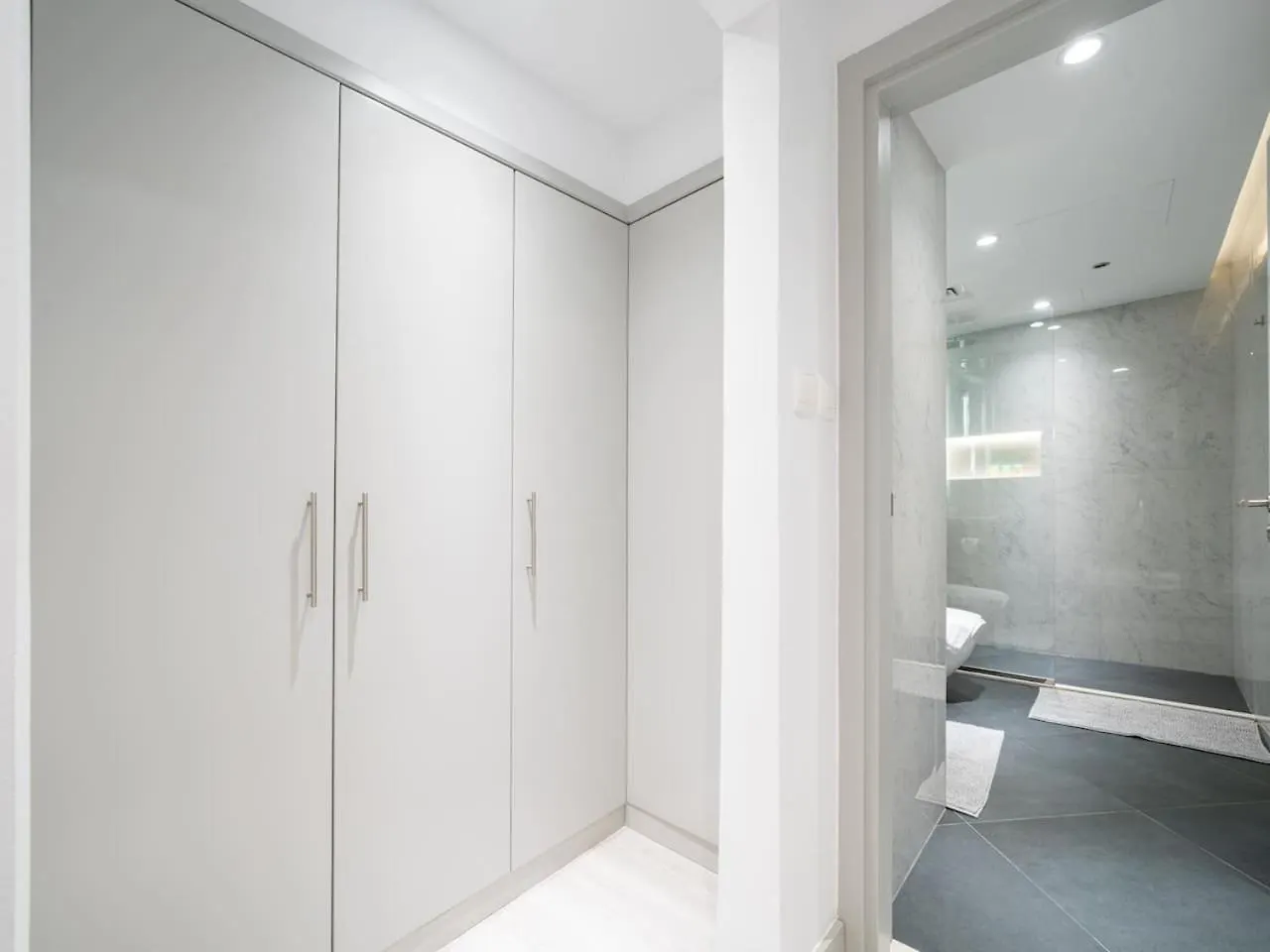 Waterfront Dubai Marina 3-Bedroom Sanctuary 0*,